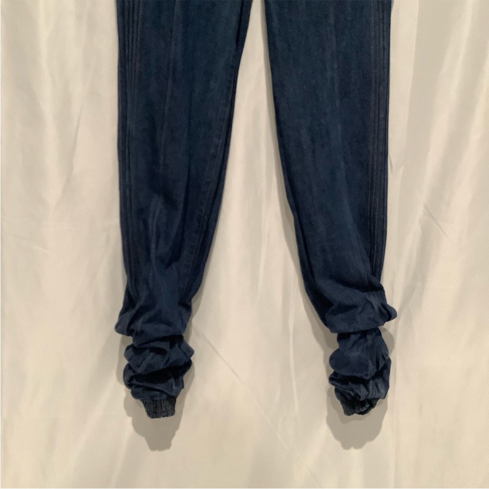 Prettylittlething MID WASH DENIM ELASTICATED HEM JEANS - Picture 4 of 14